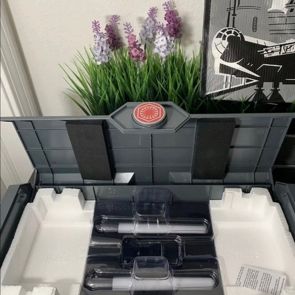 Star Wars Galaxy’s Edge Kylo Ren Hilt Legacy Lightsaber, Case and side blades. - Picture 5 of 6